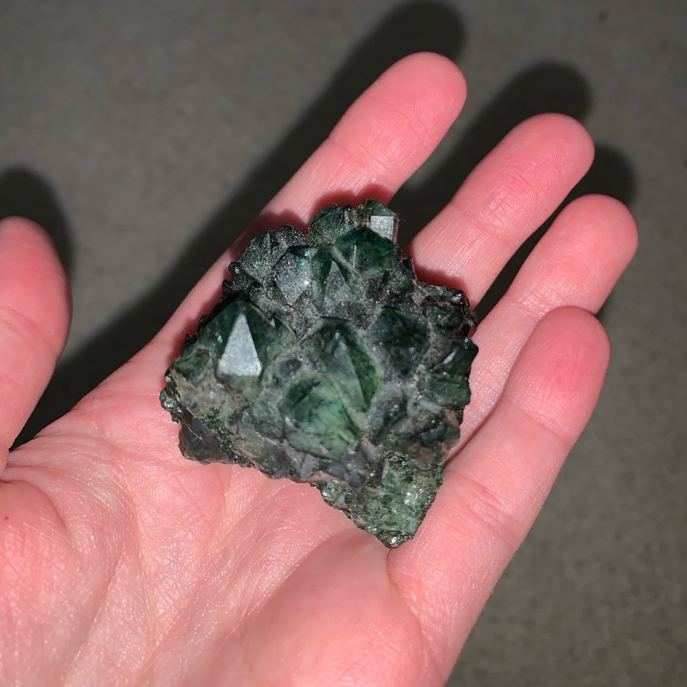 Emerald quartz crystal piece